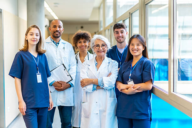 Groupes de médecins et professionnels de santé souriants