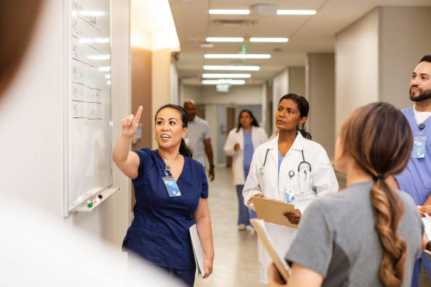 Professionnels de santé devant un tableau blanc
