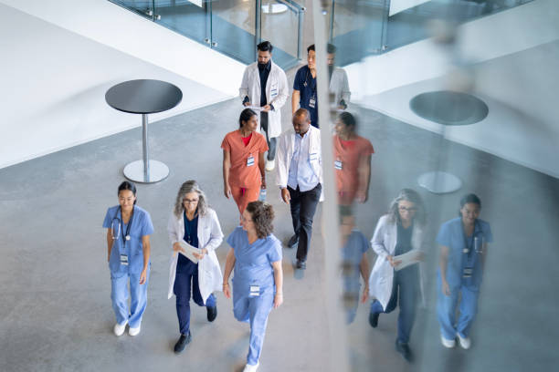 Groupe de médecins et d'infirmières en train de marcher dans la même direction